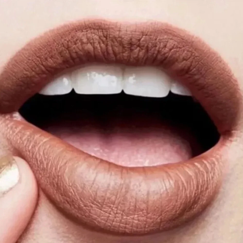 MAC 653 Derrière Lipstick - Derriere Dirty Brown With Gold Undertones